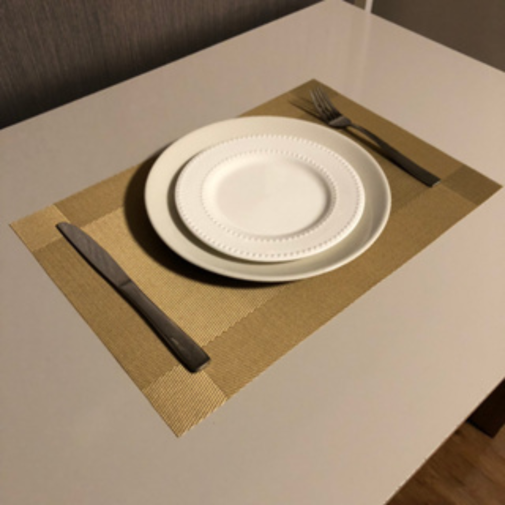 “Jogo Americano Colorido Bege – 4 Peças, Prático e Resistente para Mesa